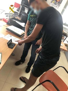 El presunto autor de las agresiones, siendo identificado en las dependencias de la Guardia Civil.