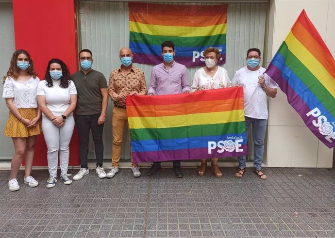 Hurtado (centro), con miembros de JSA y la bandera arcoiris, ante la sede del PSOE de Córdoba.