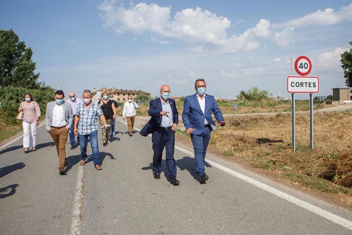 El consejero de Cohesión Territorial, Bernardo Ciriza, y el alcalde de Cortes, Fernando Sierra, visitan las vías renovadas en la localidad