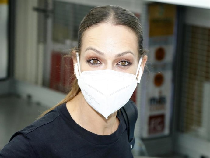Eva González, encantada de retomar sus compromisos laborales, llega a Madrid con la mascarilla reglamentaria