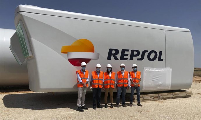 El consejero delegado de Repsol, Josu Jon Imaz, visita el proyecto eólico Delta en Aragón