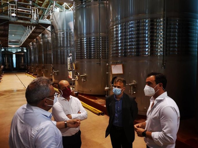 José Fiscal visita una bodega de Bollullos Par del Condado (Huelva).