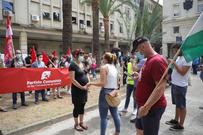 Imagen de la concentración del Sindicato Andaluz de Trabajadores (SAT) y de la portavoz de Adelante Andalucía, Teresa Rodríguez, este viernes en Sevilla durante el juicio de 35 trabajadores no subrogados por la empresa aeronáutica Alestis.