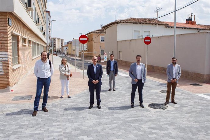 El consejero Ciriza y el alcalde Toquero, junto a otras autoridades locales, en una de las calles renovadas
