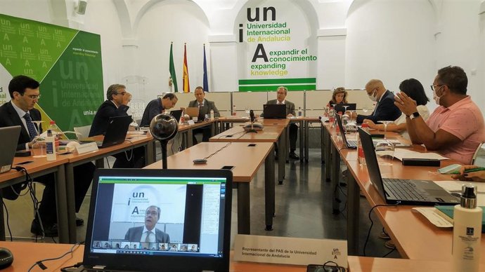 Velasco anima a UNIA a ser referente en el uso de las TIC en la enseñanza durante el Patronato de la institución