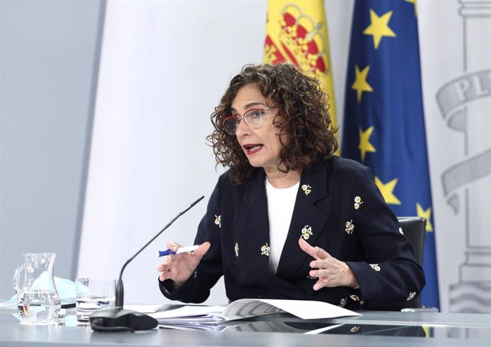 La ministra portavoz y de Hacienda, María Jesús Montero, interviene en la rueda de prensa tras la celebración del Consejo de Ministros extraordinario de este viernes.