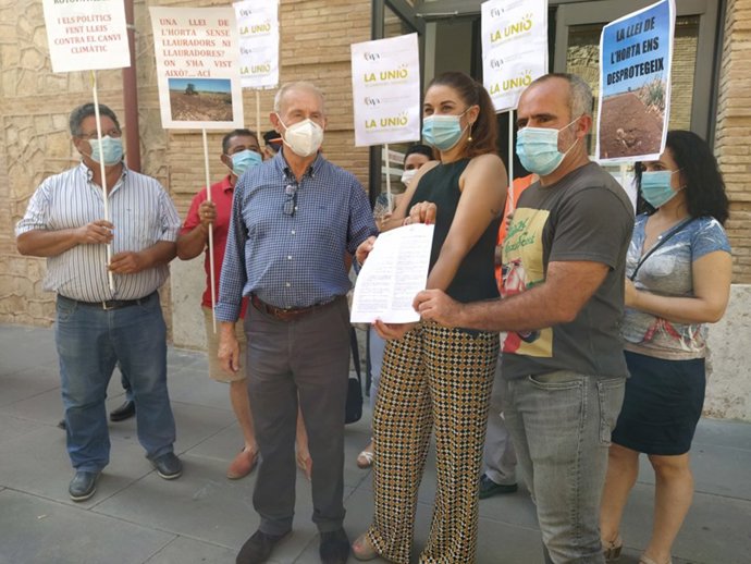 La Asociación Valenciana de Agricultores (AVA-ASAJA) y LA UNIÓ de Llauradors i Ramaders se concentran ante la Conselleria de Agricultura. En el centro, la titular de este departamento, Mireia Moll.