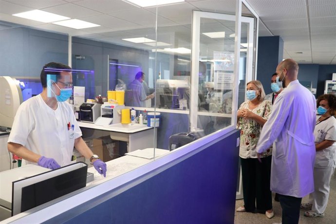 La Delegada De Salud Y Familias, Manuela Caro, En Su Visita Al Servicio De Microbiología Del Hospital Juan Ramón Jiménes De Huelva.