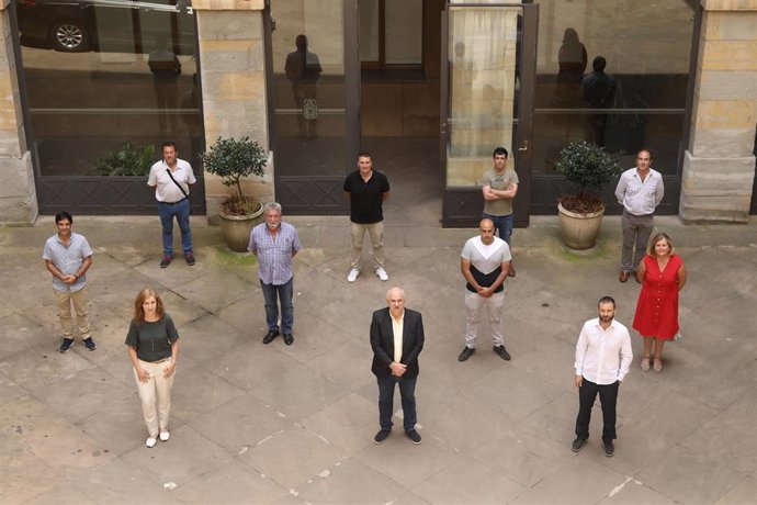 El vicepresidente Aierdi y la directora general Izaskun Abril, junto a los representantes municipales de Tierra Estella