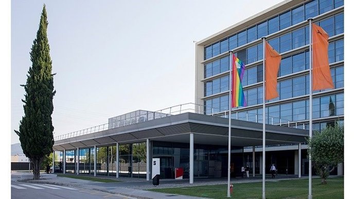 Seat se suma a la celebración del Día Internacional del Orgullo LGBT+ dando color a sus centros de producción