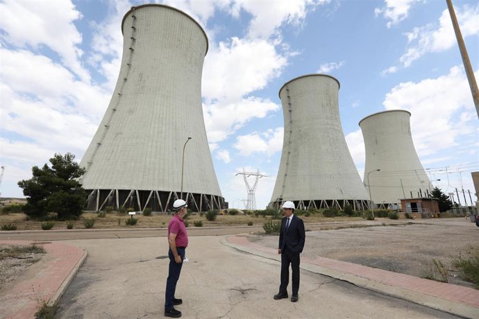 El director general de Endesa en Aragón, Ignacio Montaner (d), y el director de la Central Térmica Teruel en la localidad turolense de Andorra, Mariano Lacarta (i).
