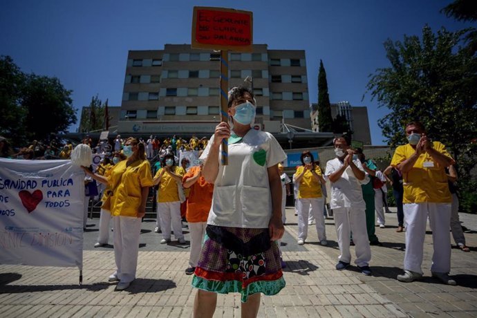 Una mujer sostiene un cartel en el que se lee 'El gerente no cumple su palabra', durante la concentración convocada por las trabajadoras del servicio de limpieza del Hospital Gregorio Marañón de Madrid, en Madrid (España), a 22 de junio de 2020.