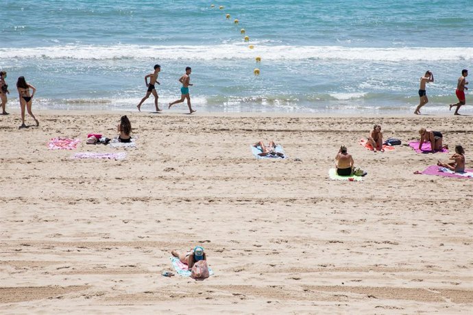 Bañistas en la Playa del Postiguet 