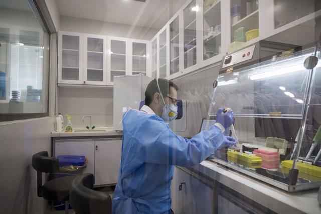 29 April 2020, Iran, Teheran: A lab technician works on samples for Coronavirus (COVID-19) test in the Pasteur Institute of Iran. . Photo: Rouzbeh Fouladi/ZUMA Wire/dpa