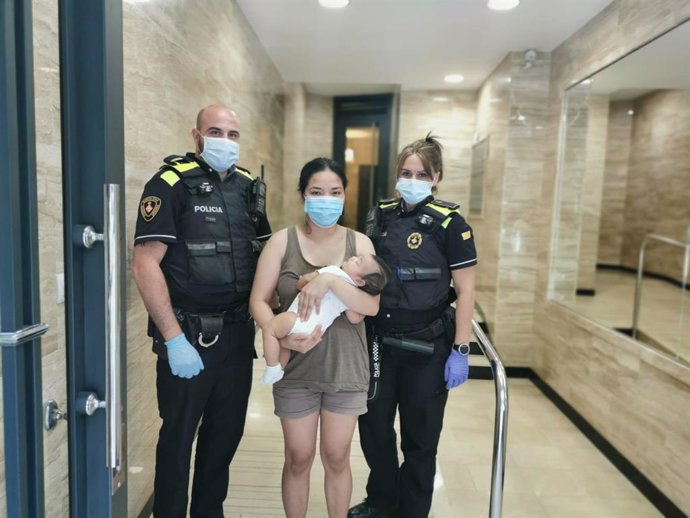 Dos agentes de la Urbana de Barcelona salvan a un bebé que presentaba síntomas de asfixia