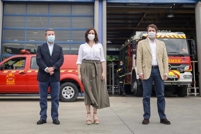 El presidente de Castilla-La Mancha, Emiliano García-Page, la presidenta de la Comunidad, Isabel Díaz Ayuso, y el presidente de la Junta de Castilla y León, Alfonso Fernández Mañueco (PP), posan en una fotografía tras  la rueda de prensa 