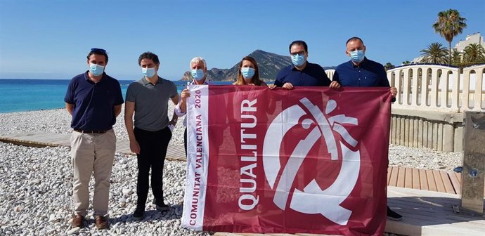 El secretario autonómico de Turisme, Francesc Colomer, participa en el izado de las banderas Qualitur  en las playas alicantinas de Altea, Benissa, Teulada-Moraira y Dénia