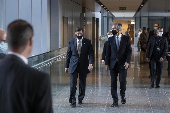 Jens Stoltenberg con el secretario de Defensa de Estados Unidos, Mark Esper, en la sede de la OTAN en Bruselas