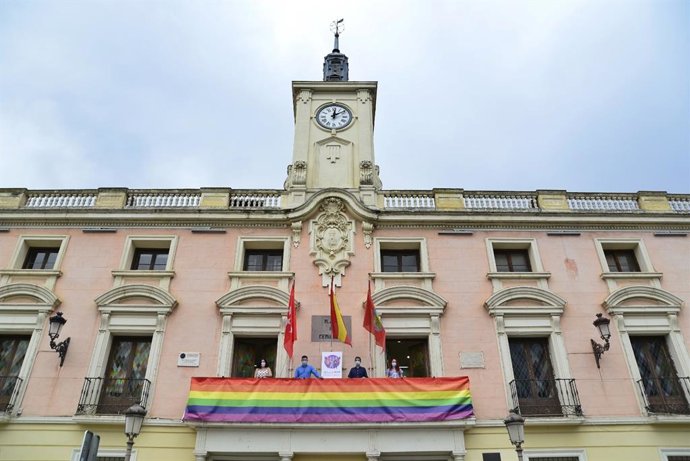 [Grupomadrid] Alcalá De Henares: Arrancan Los Actos Del Orgullo 2020 Con La Colocación De Banderas Arcoíris En El Ayuntamiento Y La Torre De Santa María