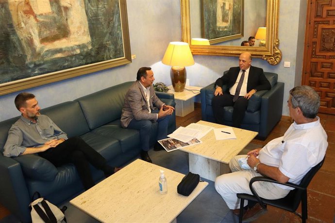 El presidente de la Diputación de Córdoba, Antonio Ruiz (al fondo), se reúne con representantes de la Plataforma Ciudadana Aparcamientos Reina Sofía