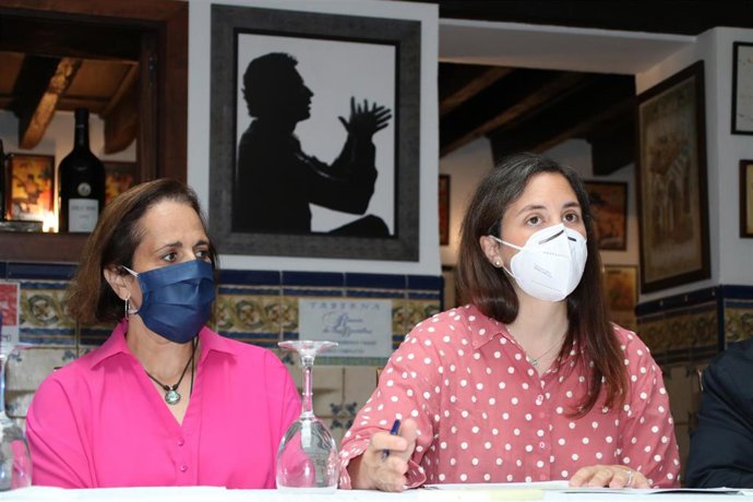 La delegada de Cultura de la Junta de Andalucía en Córdoba, Cristina Casanueva (dcha.), y la delegada de Cultura en el Ayuntamiento cordobés, Blanca Torrent