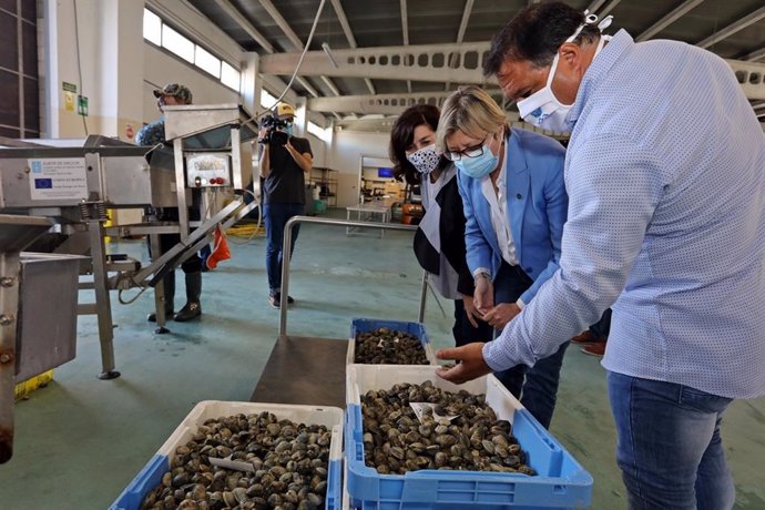 La conselleira do Mar, Rosa Quintana, en una visita al centro de estabulación de marisco de la lonja de la Illa de Arousa (Pontevedra).