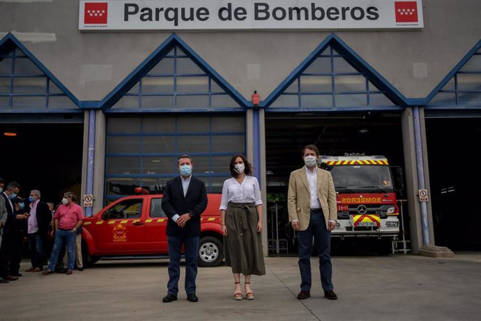 (I-D) El presidente de Castilla-La Mancha, Emiliano García-Page, la presidenta de la Comunidad, Isabel Díaz Ayuso, y el presidente de la Junta de Castilla y León, Alfonso Fernández Mañueco (PP), posan en una fotografía tras  la rueda de prensa en el act