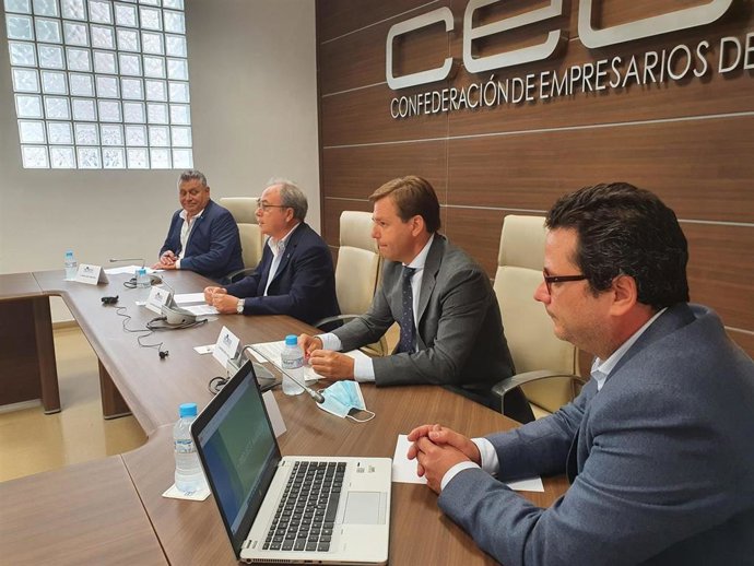 El delegado del Gobierno andaluz en Córdoba, Antonio Repullo (segundo por la dcha.), en el encuentro en CECO
