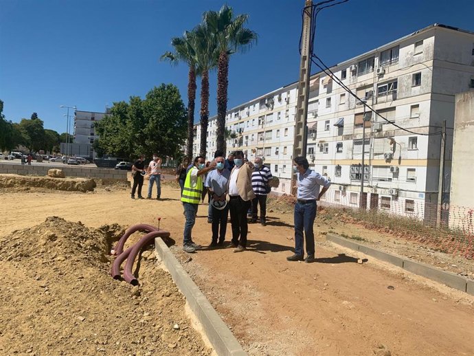El alcalde de Huelva, Gabriel Cruz, en su visita a las obras este viernes.