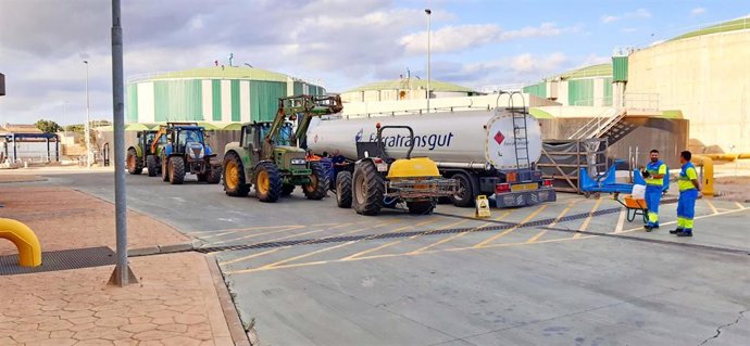 Carga de combustible para los vehículos que han colaborado en la desinfección.