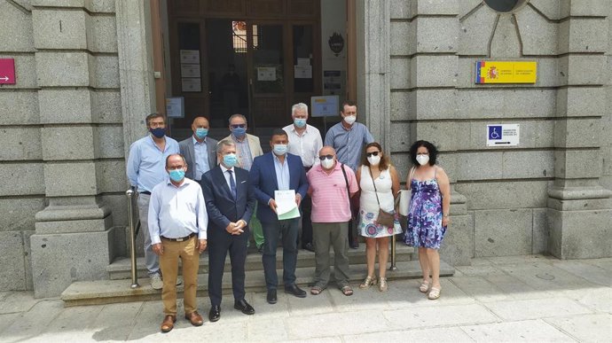 La Mesa del Ferrocarril de Ávila entrega un escrito ante la Subdelegación del Gobierno.