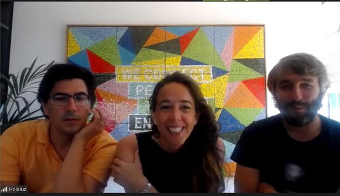 En el centro, la presidenta de Holaluz, Carlota Pi, con los otros cofundadores Oriol Vila y Ferran Nogué