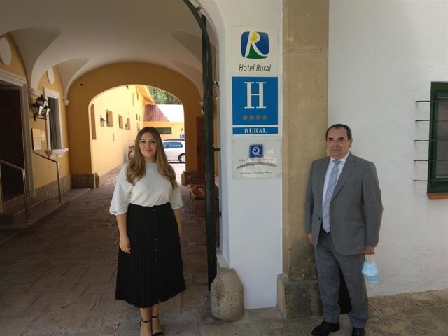 La delegada de Turismo, Raquel Morales, y el director del Parador de Turismo de Cazorla, Juan Choza