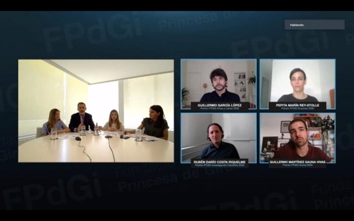 Los Reyes de España, acompañados por la princesa Leonor y la infanta Sofía, mantienen un encuentro por videoconferencia con los galardonados con los Premios Princesa de Girona. En Madrid (España), a 26 de junio de 2020.