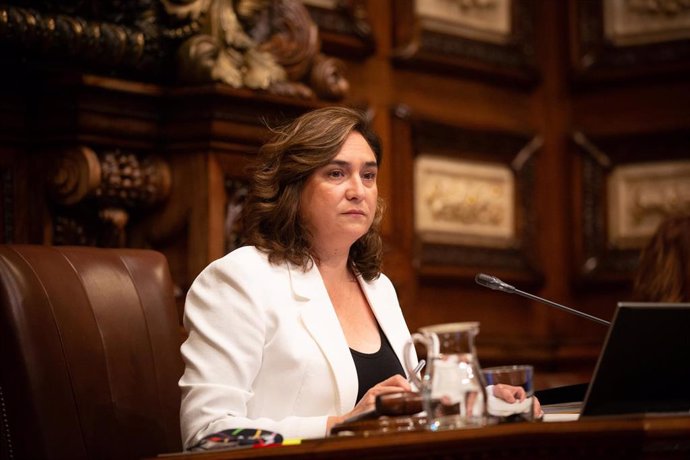 La alcaldesa de Barcelona, Ada Colau, durante la primera sesión plenaria del Ayuntamiento de Barcelona tras el fin del estado de alarma, que solo cuenta con la presencia de 15 regidores, en Barcelona, Catalunya (España), a 26 de junio de 2020.