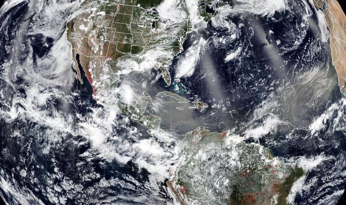 La inusual masa de polvo sahariano sobre el Caribe llega al Pacífico 