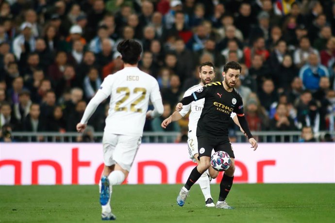 Bernardo Silva presionado por Carvajal e Isco en el Real Madrid-Manchester City de la ida de octavos de la Liga de Campeones 2019-2020