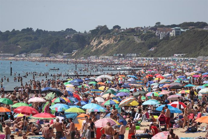 Playa de Bournemouth llena pese a la pandemia
