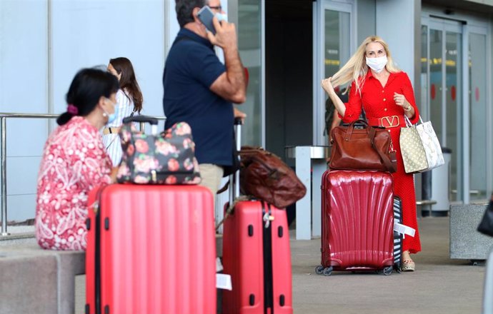 Llegada de turistas y residentes al aeropuerto Pablo Ruiz Picasso, después que el Gobierno abriera las fronteras en el primer día sin Estado de Alarma por el virus COVID-19. Málaga a 22 de junio del 2020