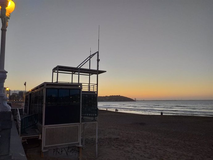 Caseta de Salvamento de la playa de San Lorenzo de Gijón