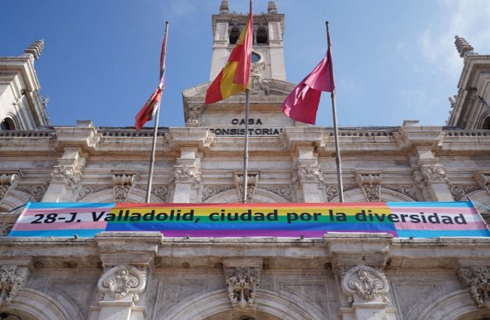 La bandera del 'Orgullo LGTBi' en el balcón del Ayuntamiento de Valladolid.