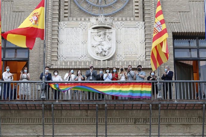 Bandera LGTBIQ en el Ayuntamiento de Zaragoza