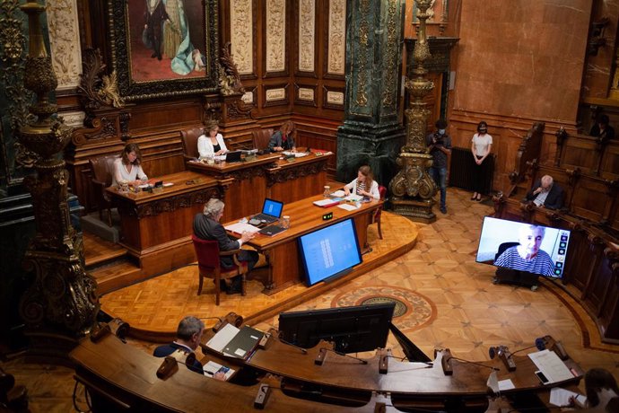 L'alcaldessa de Barcelona, Ada Colau (2i, en la taula del fons), durant la primera sessió plenria del Consell Municipal de l'Ajuntament de Barcelona després de la fi de l'estat d'alarma en la solament es compta amb la presncia de 15 regidors.