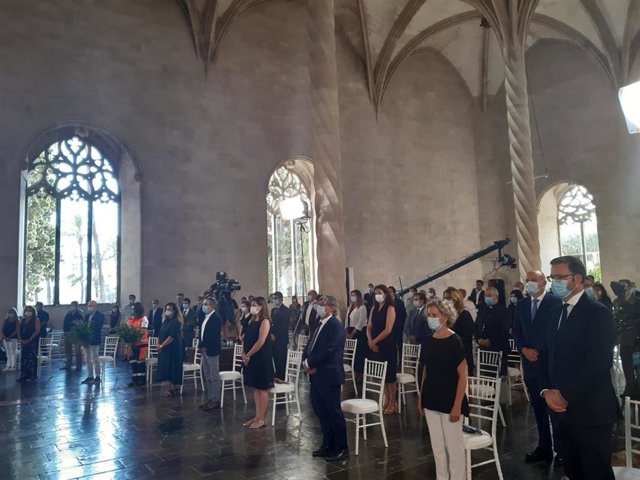 La presidenta del Govern balear, Francina Armengol, ha presidido el acto de homenaje a las víctimas del COVID-19 celebrado en La Lonja de Palma.