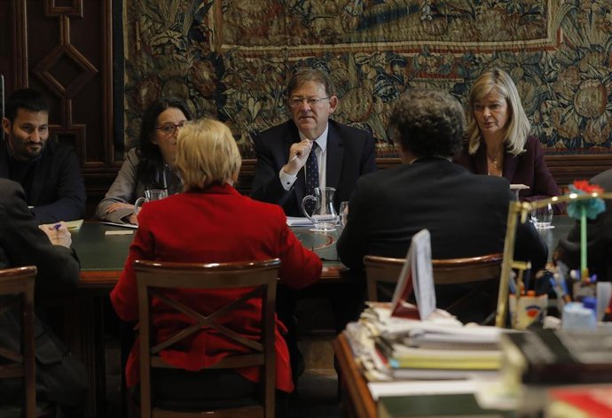 El president de la Generalitat, Ximo Puig (centro-3i), durante la reunión para valorar la situación actual sobre el coronavirus tras la confirmación de un paciente infectado en la Comunidad Valenciana, en Valencia (España) a 26 de febrero de 2020.