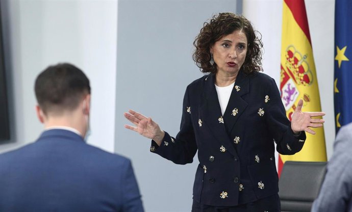 La ministra portavoz y de Hacienda, María Jesús Montero, mantiene una conversación tras su comparecencia en la rueda de prensa tras la celebración de un Consejo de Ministros extraordinario, en Moncloa, Madrid (España), a 26 de junio de 2020.