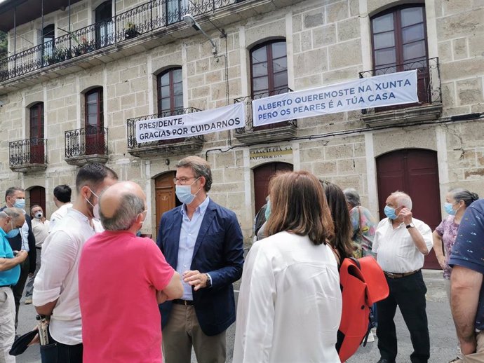 El presidente de la Xunta y candidato del PPdeG a la reelección, Alberto Núñez Feijóo, rodeado de vecinos en una visita a Os Peares en campaña.