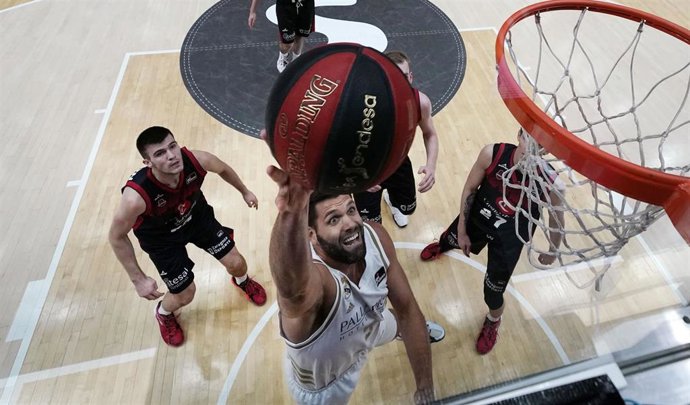 Felipe Reyes lanza a canasta en el Real Madrid - Casademont Zaragoza