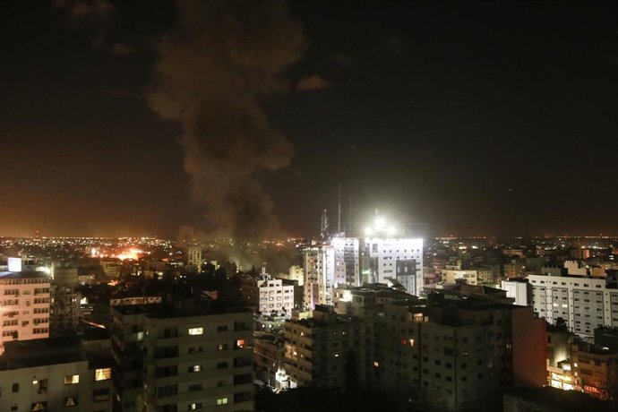 Imagen de un bombardeo aéreo de Israel en la Franja de Gaza en respuesta al disparo de cohetes por milicianos palestinos
