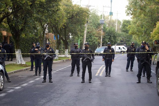 La Policía de México en el lugar donde se ha llevado a cabo el ataque contra el secretario de Seguridad Ciudadana de Ciudad de Mëxico, Omar García Harfuch. 
